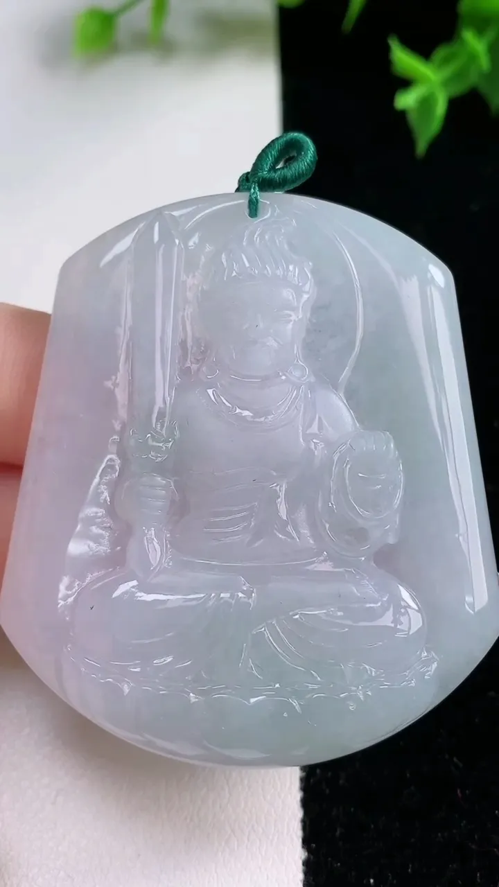 天然A货翡翠不动明王吊坠，尺寸54.8-46.7-4.8，重量:26.65g
1月22日