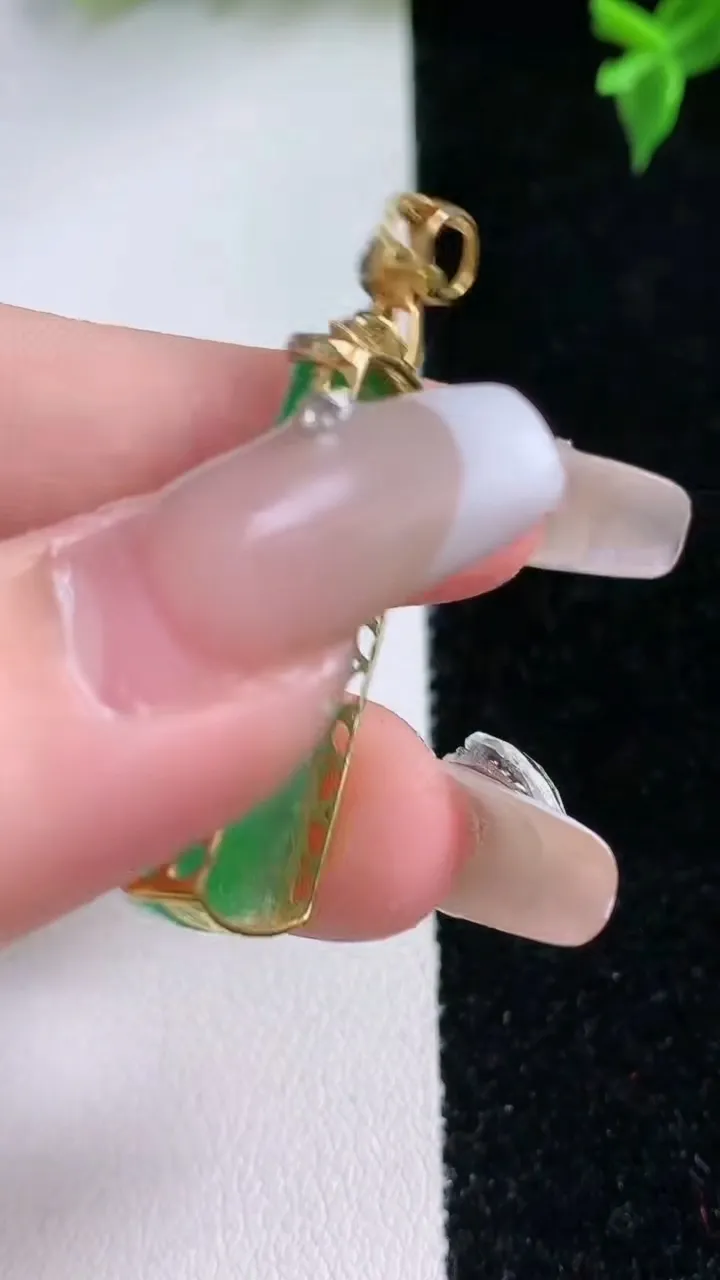 天然A货翡翠无事牌吊坠，尺寸40-31.2-10.7-5.6，重量:4.31g
1月22日