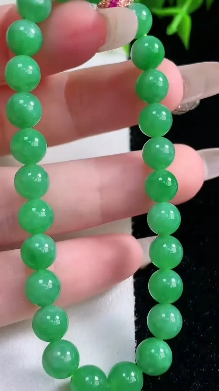天然A货翡翠圆珠手串，尺寸6.6-26颗，重量:14.33g1月22日
工厂直销收藏佳品,种好水足，色泽均匀，有种有色，上手高大气！