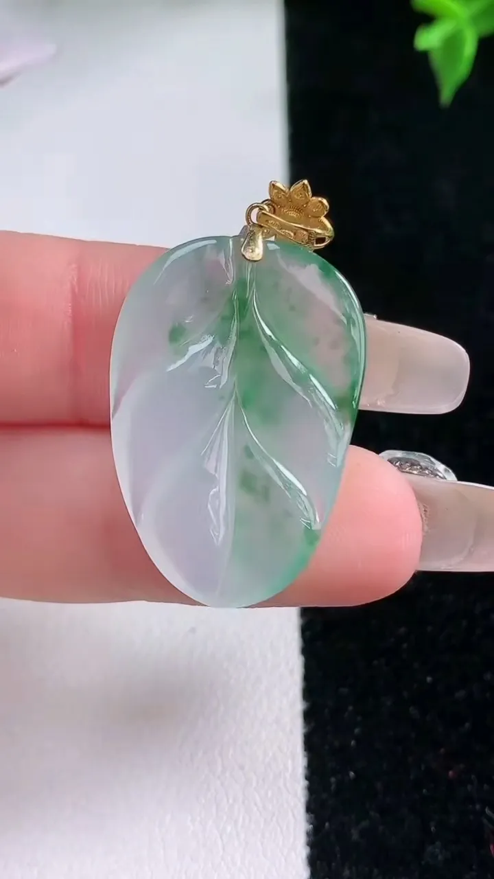 天然A货翡翠金枝玉叶 叶子吊坠，尺寸27.8-19-4.3，重量:4.42g
1月22日