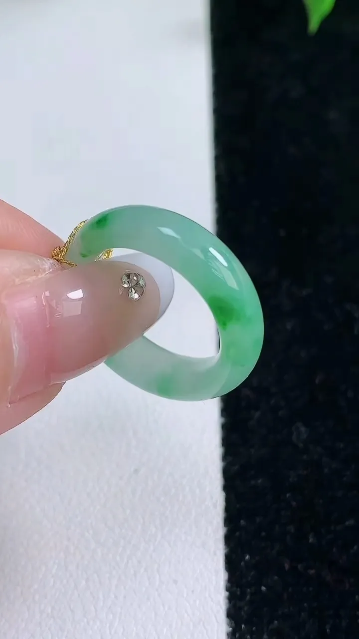 天然A货翡翠指环戒指，尺寸15.5-5.2-3，重量:3.08g2026年1月22日
工厂直销收藏佳品,种好水足，色泽均匀，有种有色，上手高大气！