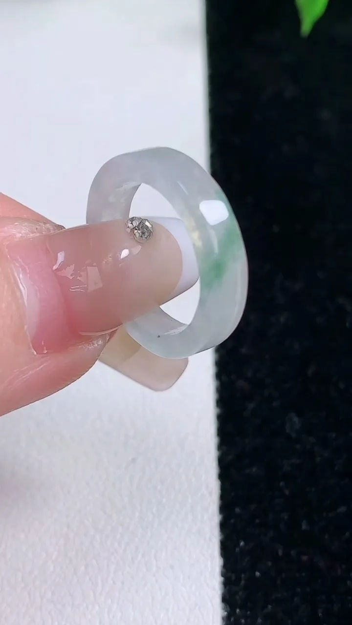 天然A货翡翠方形指环戒指，尺寸15.7-3.6-2.4，重量:2.07g2026年1月22日
工厂直销收藏佳品,种好水足，色泽均匀，有种有色，上手高大气！