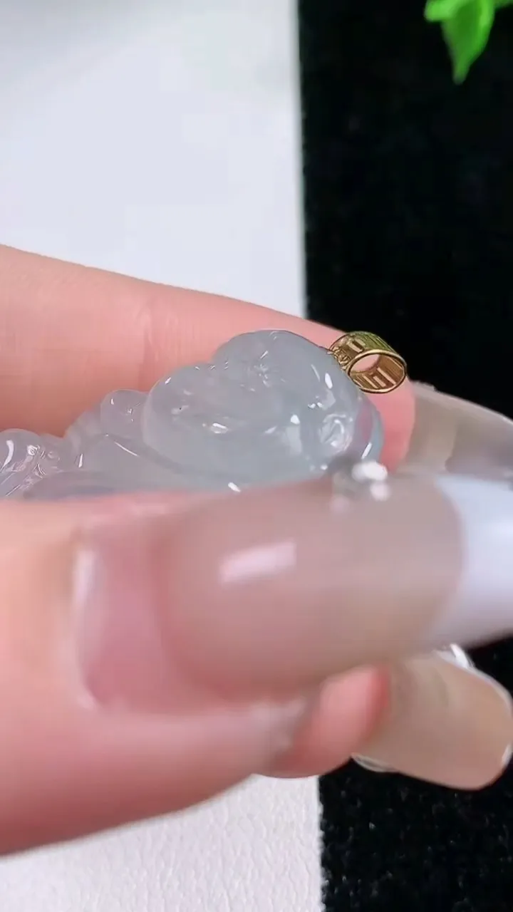 天然A货翡翠种白冰佛公吊坠，尺寸26.4-34-7.3，重量:9.74g
1月22日