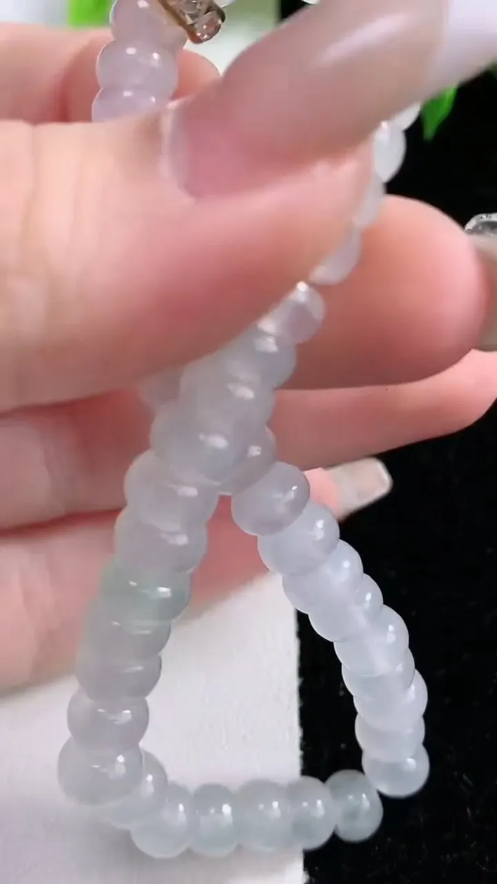 天然A货翡翠种白冰算盘珠手串，尺寸6.6-3.5-45颗，重量:18.38g1月22日
工厂直销收藏佳品,种好水足，色泽均匀，有种有色，上手高大气！