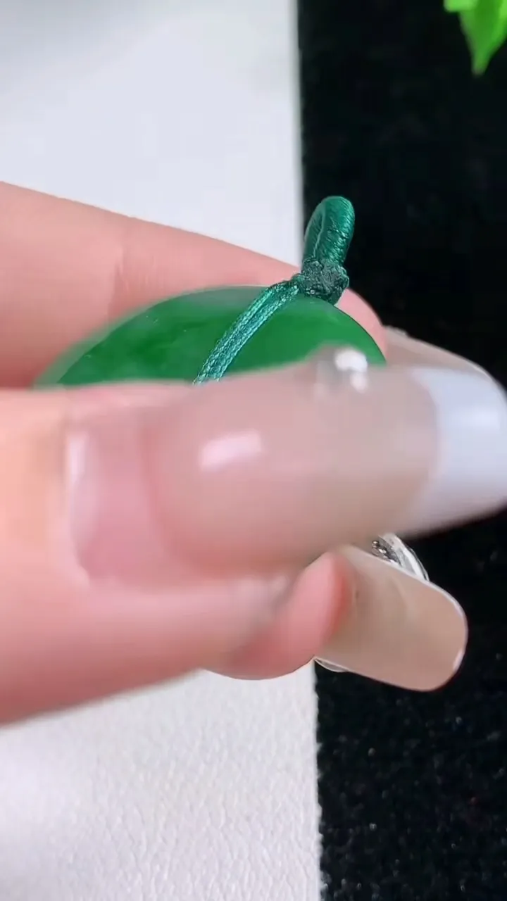 天然A货翡翠平安扣吊坠，尺寸28.7-5，重量:9.46g
1月22日