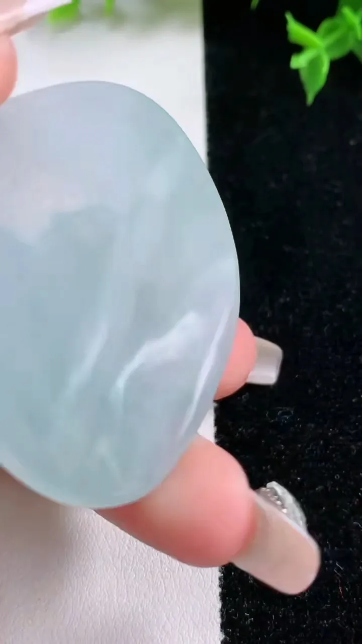 天然A货翡翠观音菩萨吊坠，尺寸51.4-43.4-4.7，重量:23.38g
1月22日