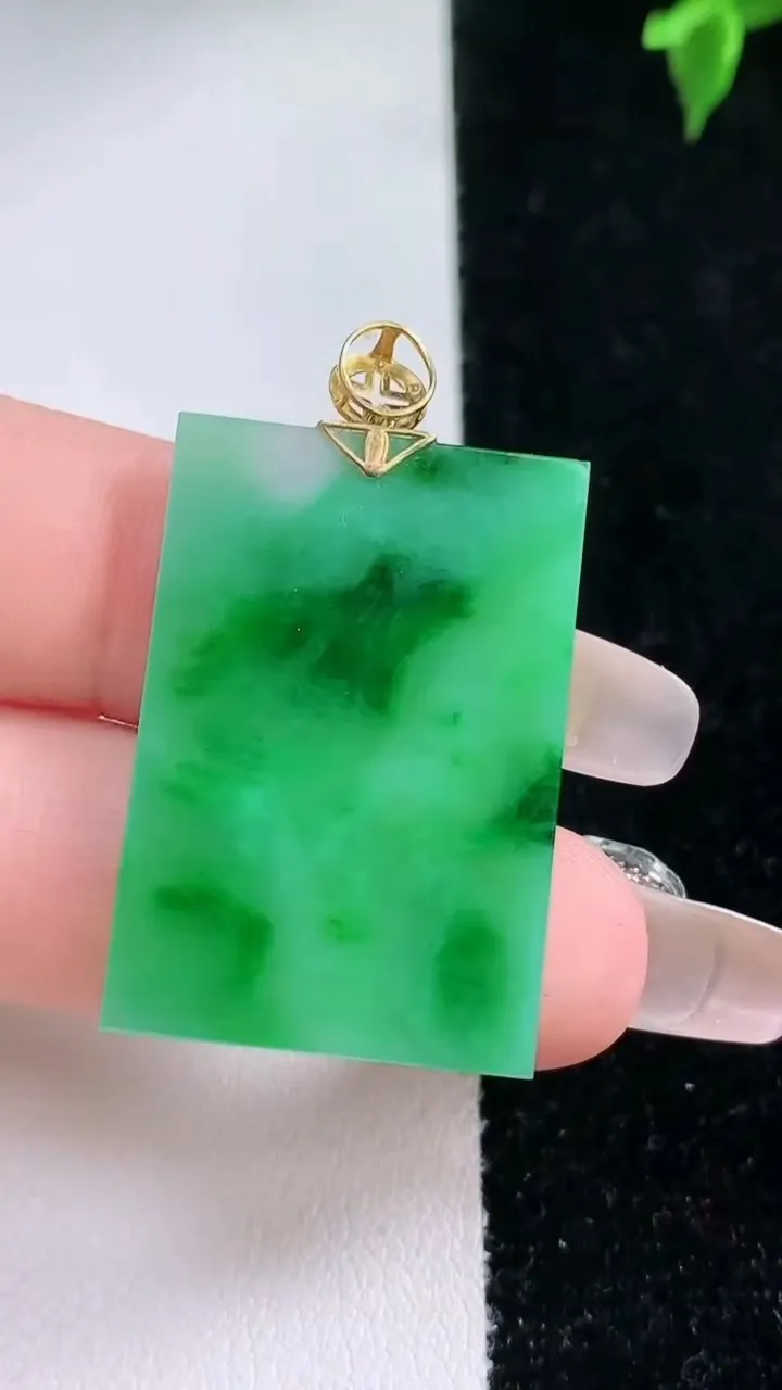 天然A货翡翠无事牌吊坠，尺寸30.6-21-1.4，重量:3.77g
1月22日
