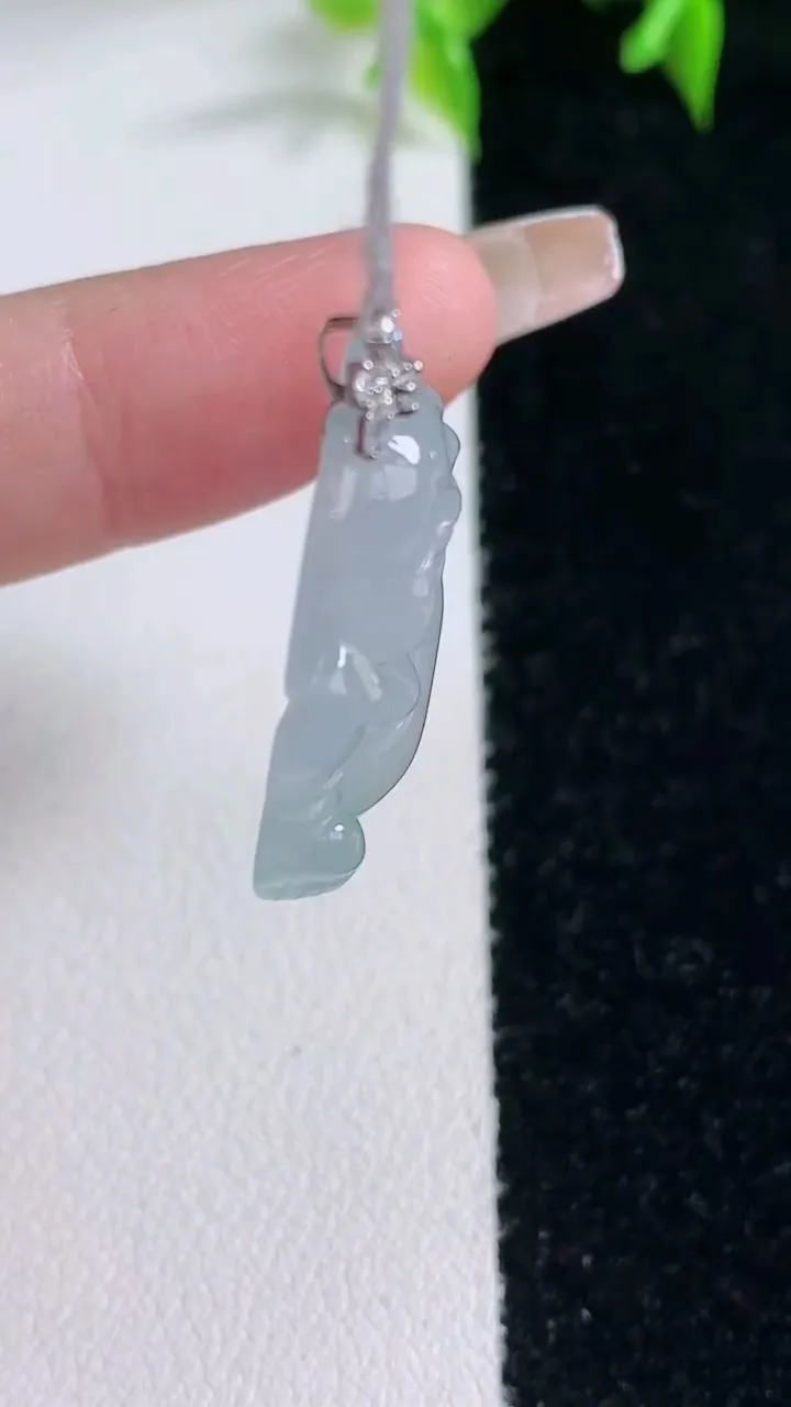 天然A货翡翠种飘花佛公吊坠，尺寸23.8-26.2-5.9，重量:5.57g
1月22日