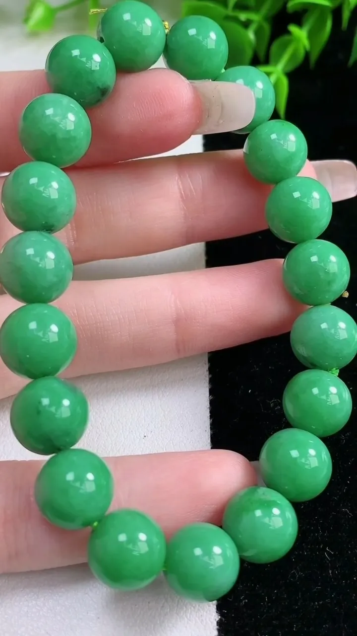 天然A货翡翠圆珠手串，尺寸10.4-19颗，重量:36.08g1月22日
工厂直销收藏佳品,种好水足，色泽均匀，有种有色，上手高大气！