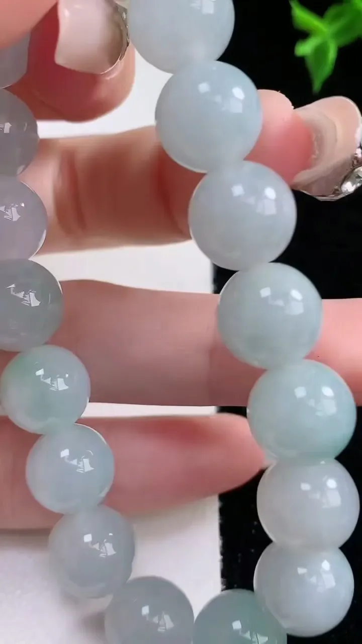 天然A货翡翠圆珠手串，尺寸11-18颗，重量:41.39g1月22日
工厂直销收藏佳品,种好水足，色泽均匀，有种有色，上手高大气！