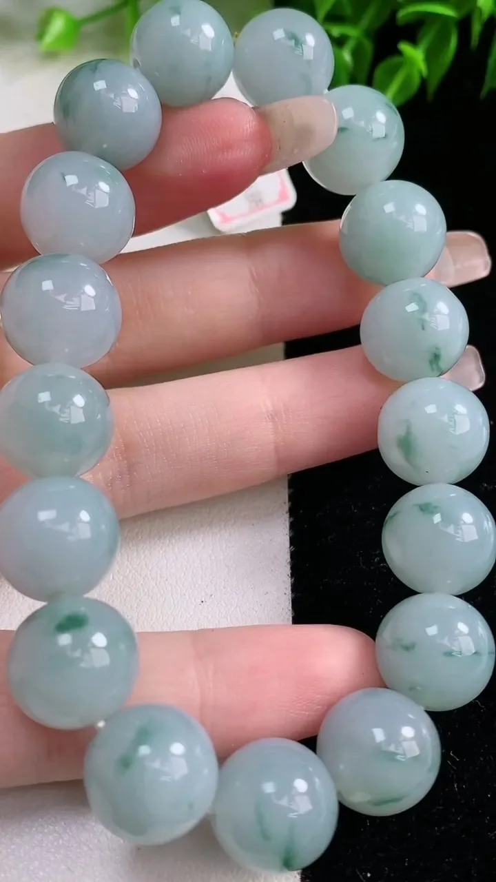 天然A货翡翠飘花圆珠手串，尺寸12.3-17颗，重量:56.22g1月22日
工厂直销收藏佳品,种好水足，色泽均匀，有种有色，上手高大气！