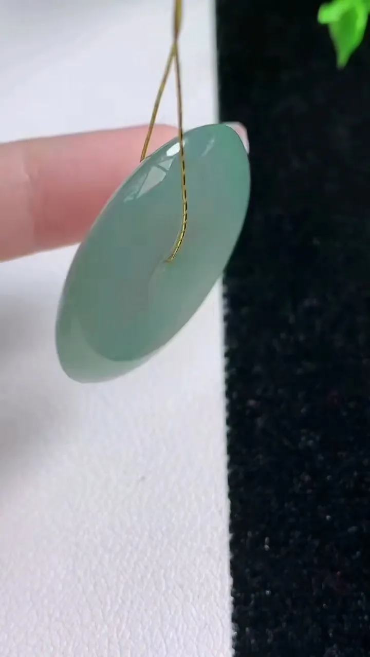 天然A货翡翠平安扣吊坠，尺寸30.6-5.4，重量:13.11g
1月22日