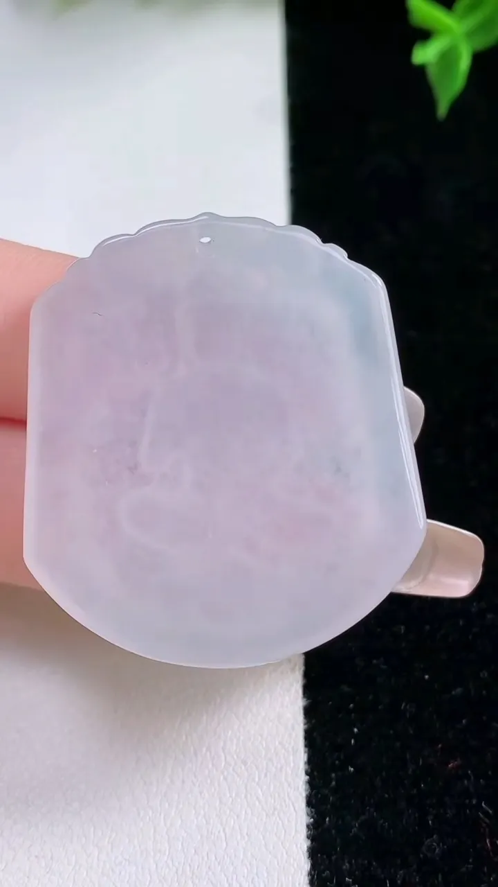 天然A货翡翠大势至菩萨吊坠，尺寸39-34.3-4，重量:13.77g
1月22日