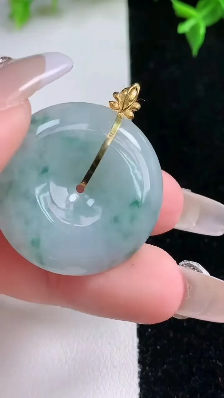 天然A货翡翠18K金飘花平安扣吊坠，尺寸28.6-6.2，重量:11.87g
1月22日