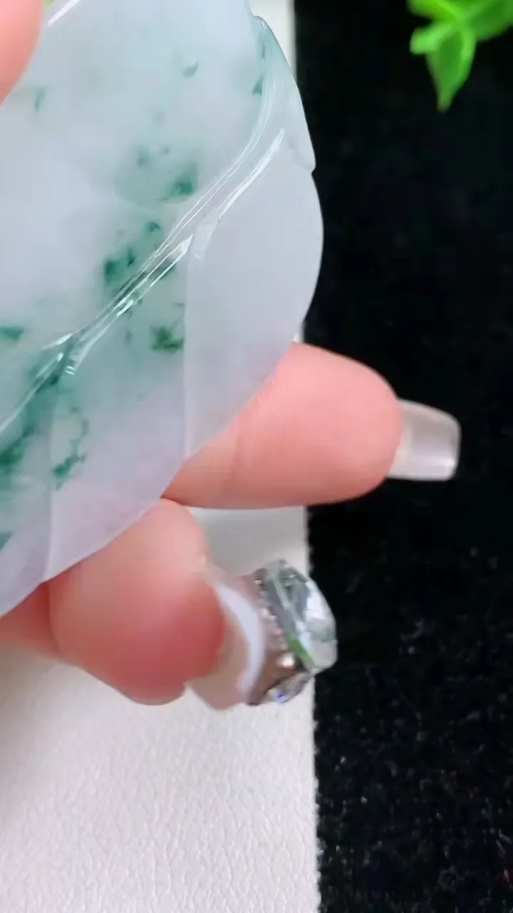 天然A货翡翠飘花金枝玉叶 叶子吊坠，尺寸53-34.6-4，重量:15.36g
1月22日