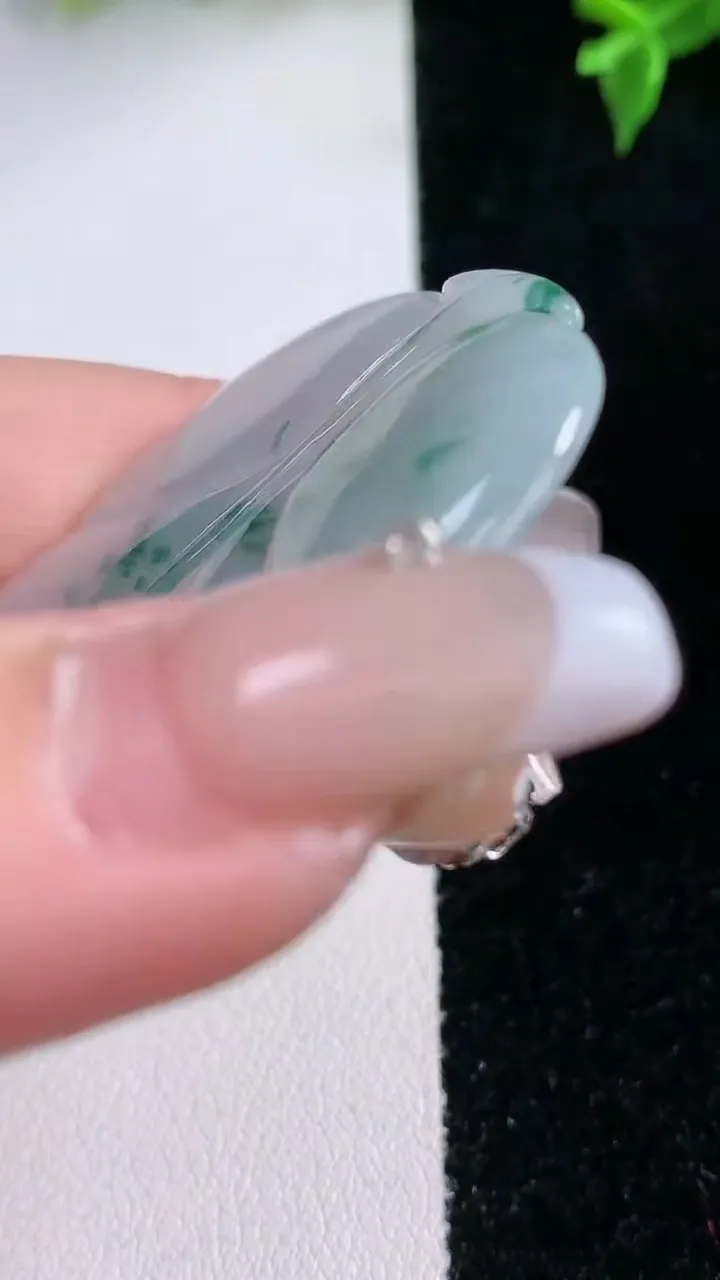 天然A货翡翠飘花金枝玉叶 叶子吊坠，尺寸53-34.6-4，重量:15.36g
1月22日