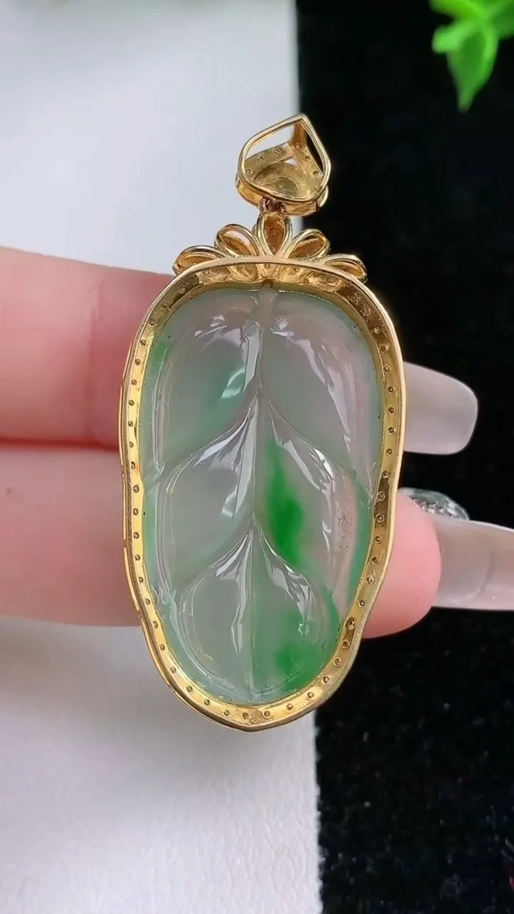 天然A货翡翠金枝玉叶 叶子吊坠，尺寸46.7-21.6-7，裸石32-18.8重量:6.68g
1月22日