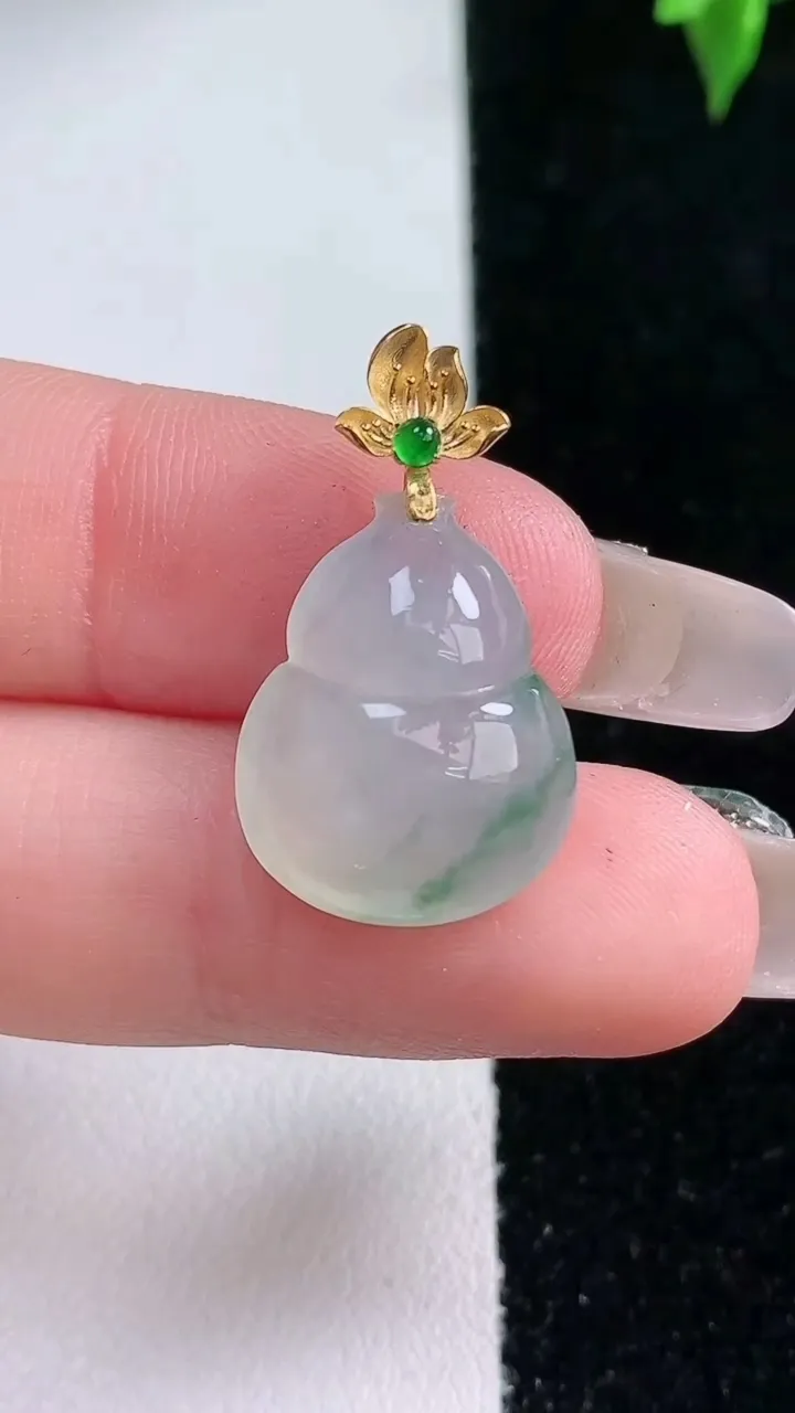 天然A货翡翠种飘花葫芦吊坠，尺寸17.8-14.4-6.3，重量:2.72g
1月22日