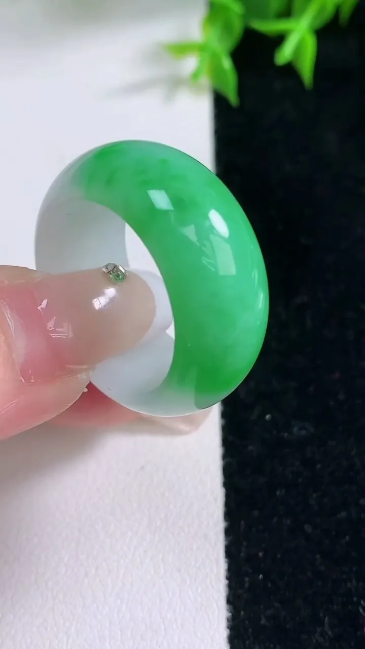 天然A货翡翠指环扳指，尺寸20.2-11.5-4.4，重量:12.41g2026年1月22日
工厂直销收藏佳品,种好水足，色泽均匀，有种有色，上手高大气！