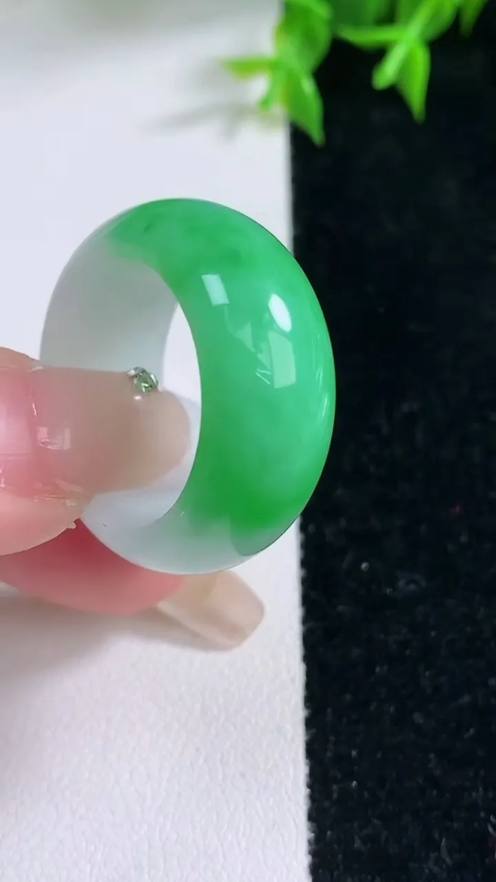 天然A货翡翠指环扳指，尺寸20.2-11.5-4.4，重量:12.41g2026年1月22日
工厂直销收藏佳品,种好水足，色泽均匀，有种有色，上手高大气！