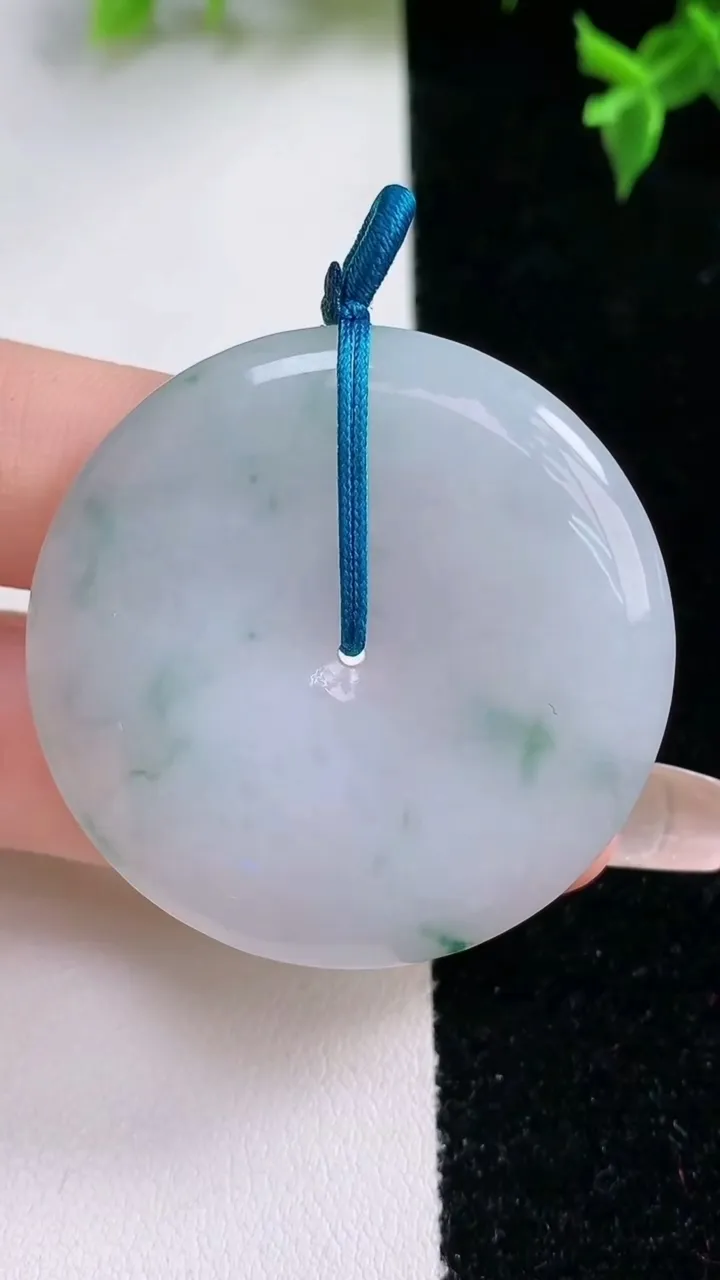 天然A货翡翠飘花平安扣吊坠，尺寸40.5-5.8，重量:21.27g
1月22日