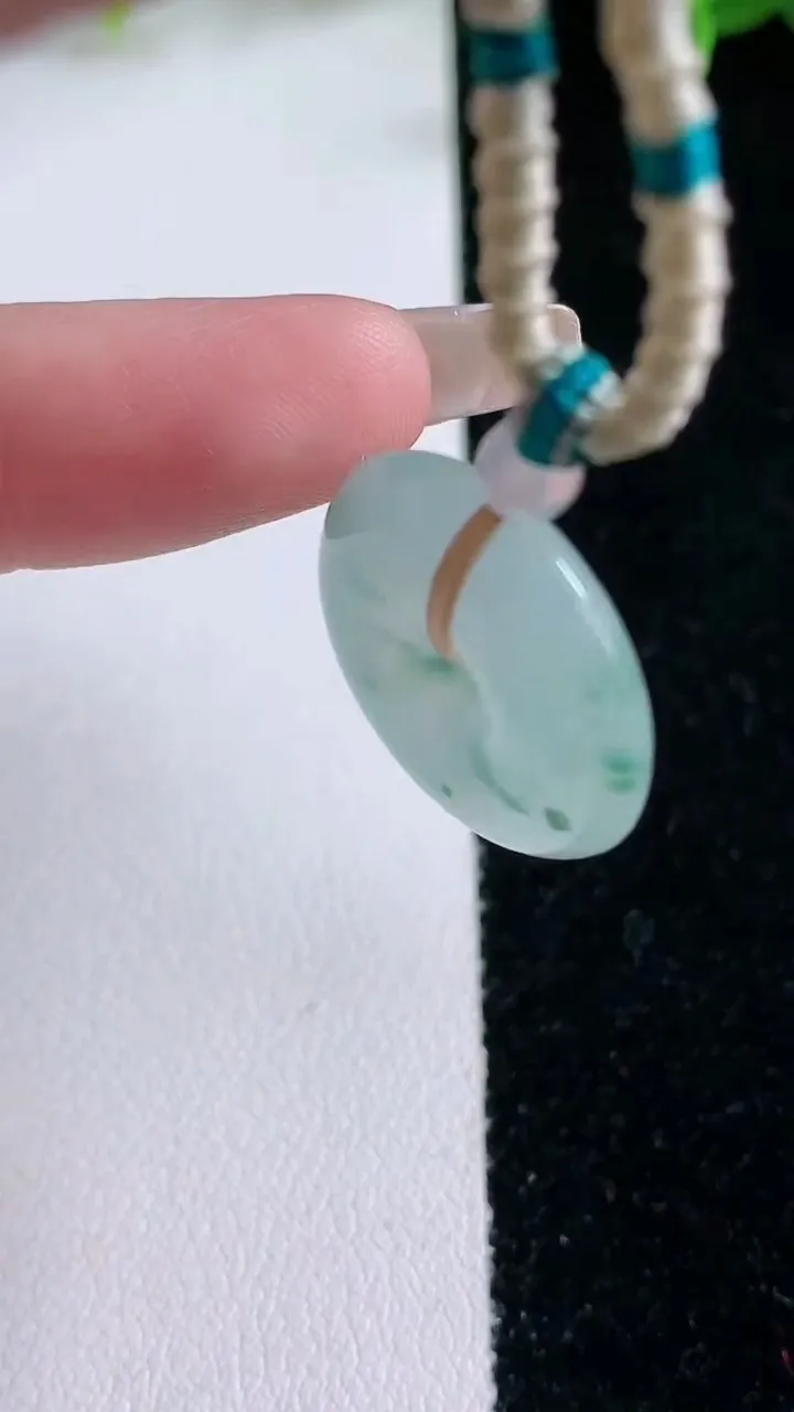 天然A货翡翠冰种飘花平安扣吊坠，尺寸20.3-5.8，重量:8.11g
1月22日