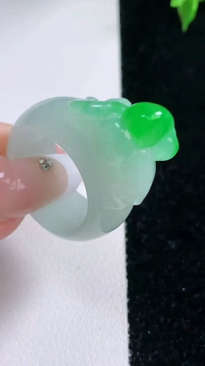 天然A货翡翠生肖猴指环戒指，尺寸19.3-21.7-9.6-17.4，重量:15.48g2026年1月22日
工厂直销收藏佳品,种好水足，色泽均匀，有种有色，上手高大气！