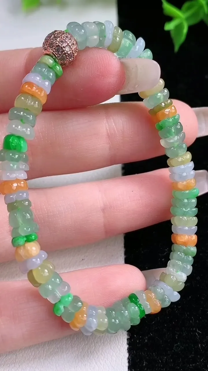 天然A货翡翠三彩莲花手串，尺寸5.4-3，重量:11.21g1月22日
工厂直销收藏佳品,种好水足，