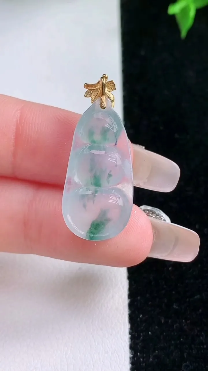 天然A货翡翠种飘花福豆吊坠，尺寸24.2-12.4-4，重量:2.13g
1月22日