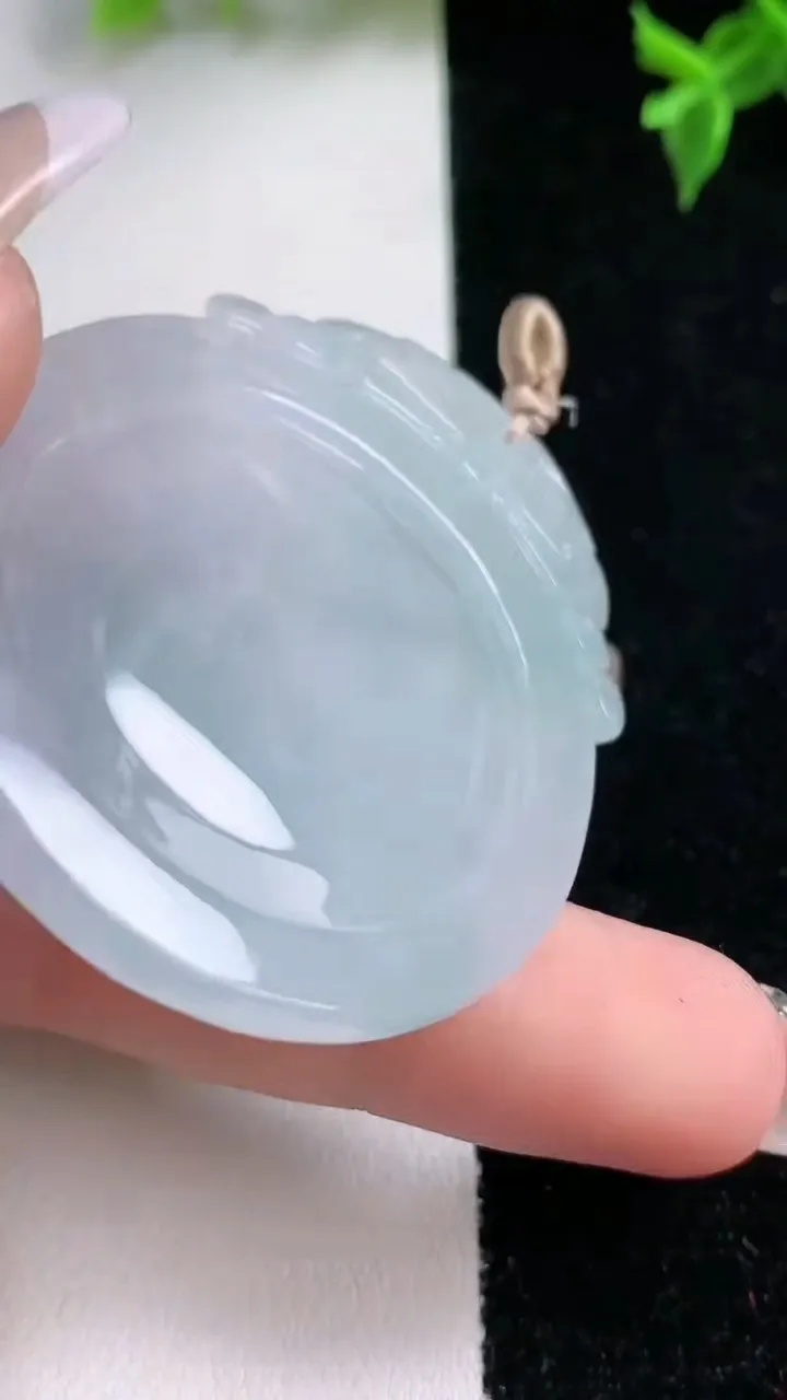 天然A货翡翠生肖鼠吊坠，尺寸52.2-42-6.2，重量:24.14g
1月22日