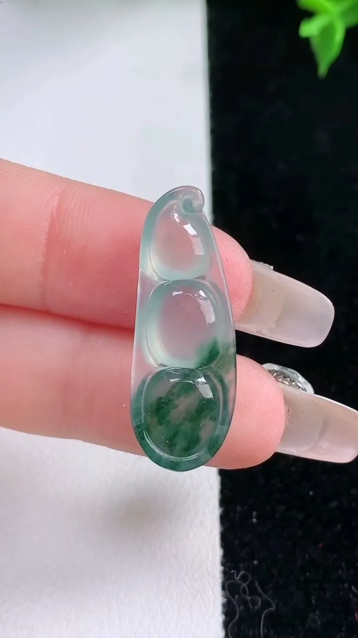 天然A货翡翠冰种飘花福豆吊坠，尺寸29.4-10.7-4.4，重量:2.30g
1月22日
