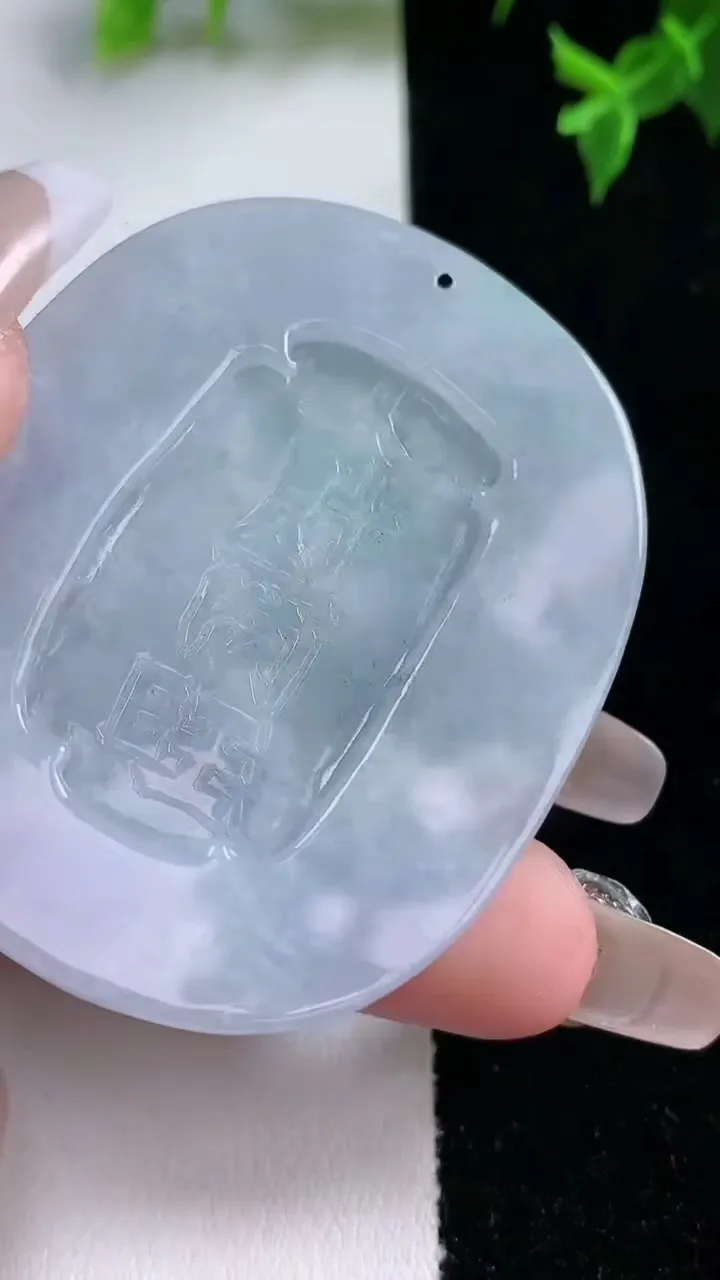 天然A货翡翠人财两旺吊坠，尺寸55-42.2-10.4，重量:44.03g
1月22日