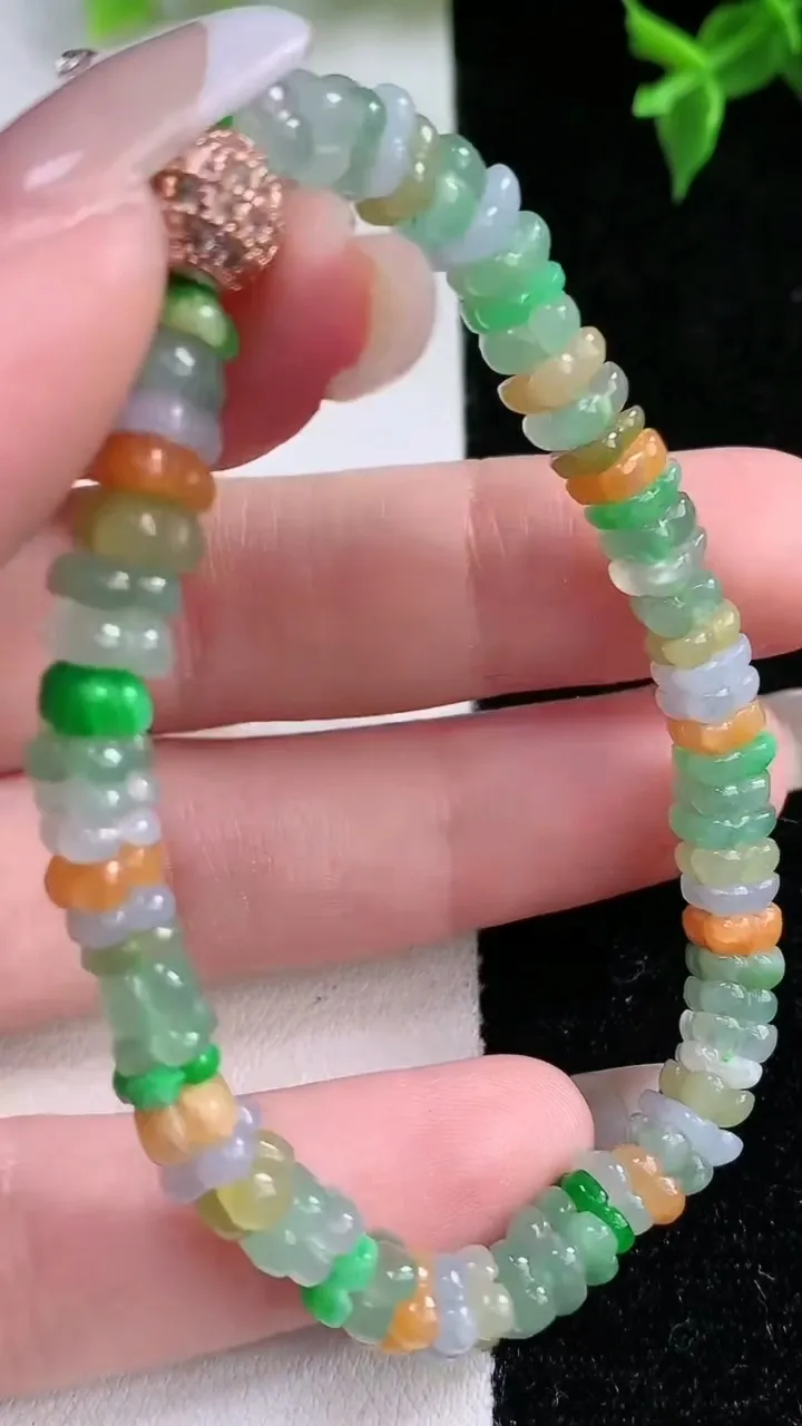 天然A货翡翠三彩莲花手串，尺寸5.4-3，重量:11.21g1月22日
工厂直销收藏佳品,种好水足，