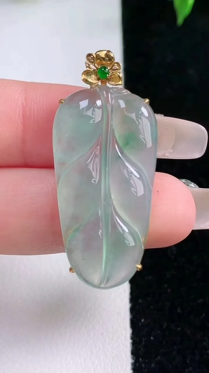 天然A货翡翠种飘花金枝玉叶 叶子吊坠，尺寸32.3-16.8-5.5，重量:4.62g
1月22日