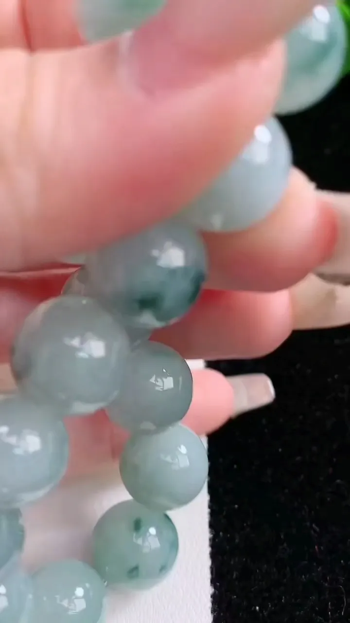 天然A货翡翠飘花圆珠手串，尺寸12.6-16颗，重量:57.42g1月22日
工厂直销收藏佳品,种好水足，色泽均匀，有种有色，上手高大气！
