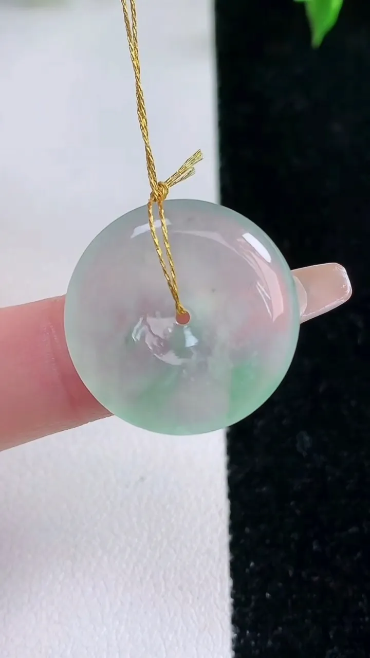 天然A货翡翠平安扣吊坠，尺寸22-4.3，重量:4.39g
1月22日