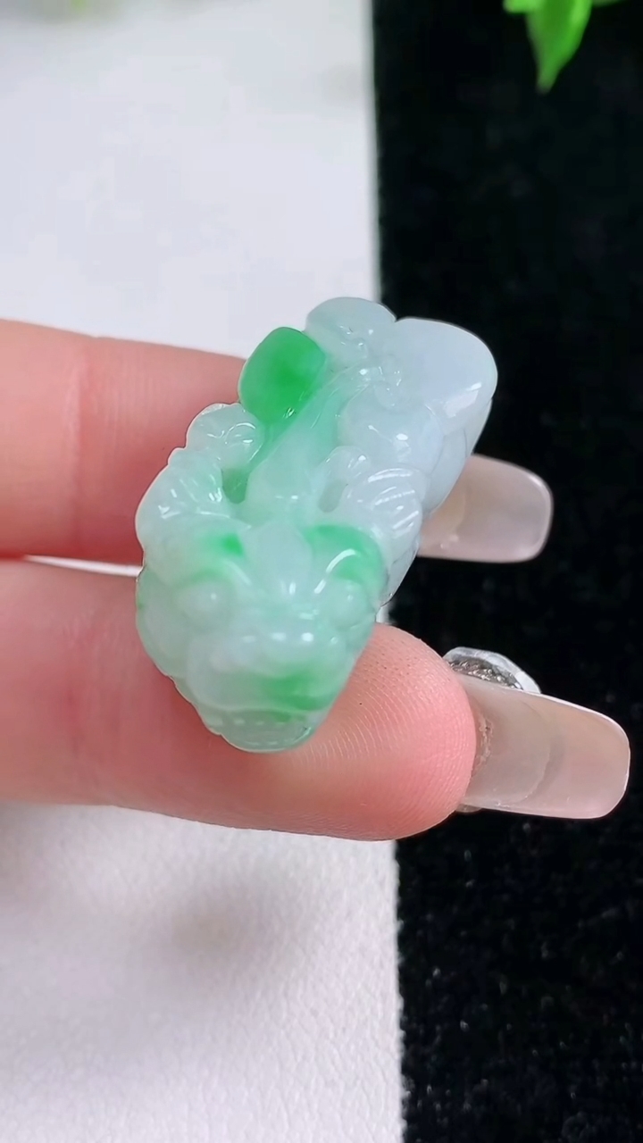 天然A货翡翠貔貅吊坠，尺寸32.8-13.8-14.6，重量:13.57g
1月22日