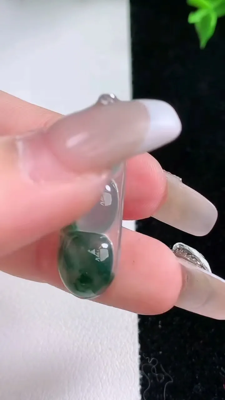 天然A货翡翠冰种飘花福豆吊坠，尺寸29.4-10.7-4.4，重量:2.30g
1月22日