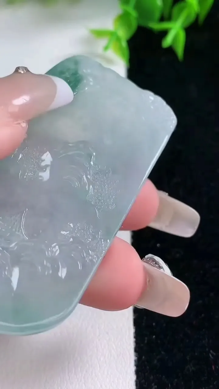 天然A货翡翠牌吊坠，尺寸59.4-35.8-5，重量:30.00g
1月22日