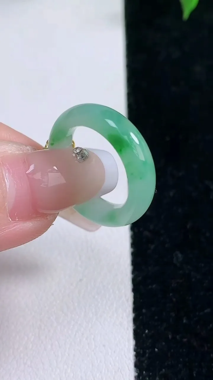 天然A货翡翠指环戒指，尺寸15.5-5.2-3，重量:3.08g2026年1月22日
工厂直销收藏佳品,种好水足，色泽均匀，有种有色，上手高大气！