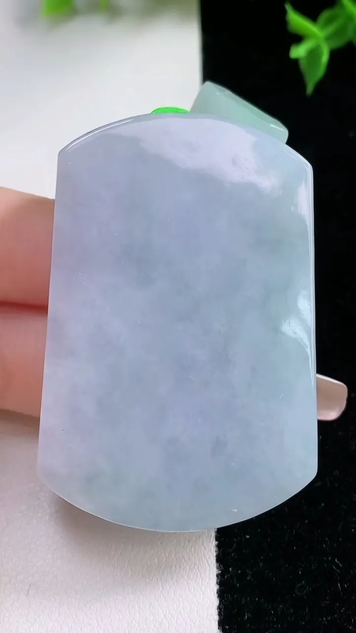 天然A货翡翠春带彩紫罗兰仿古无事牌吊坠，尺寸54.4-35.5-11，重量:62.90g
1月22日