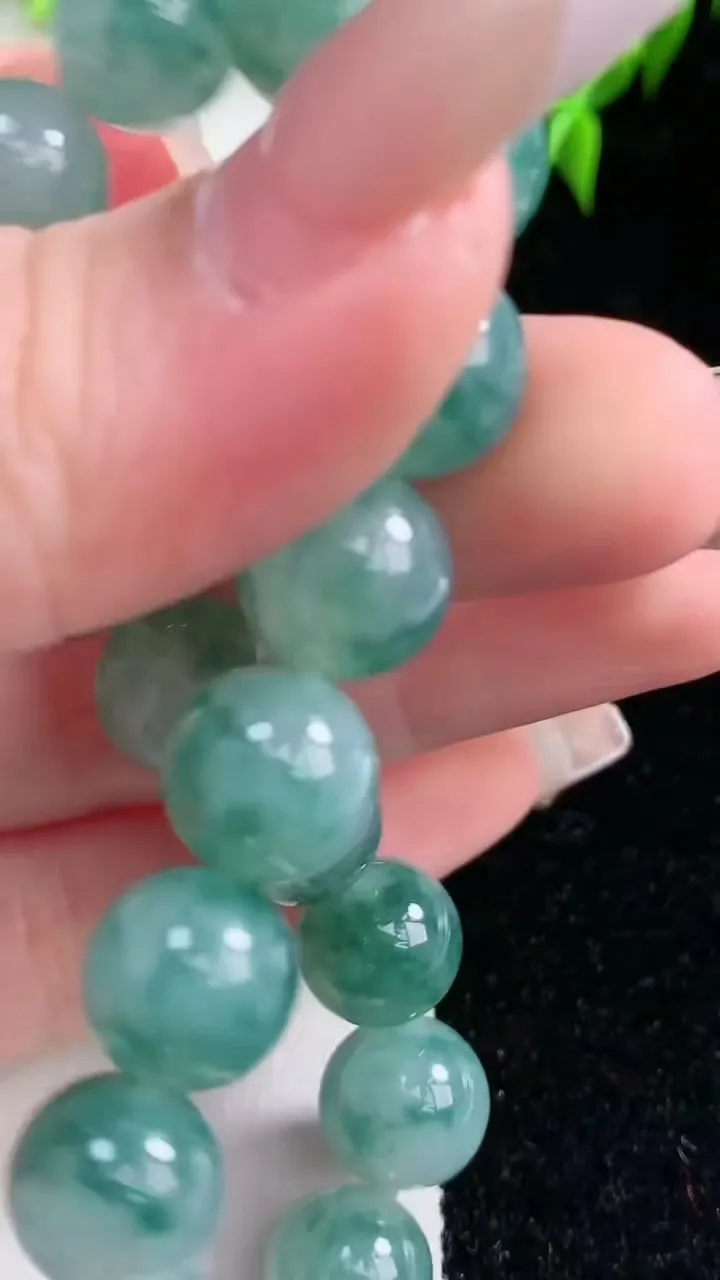 天然A货翡翠飘花圆珠手串，尺寸10.7-18颗，重量:37.74g1月22日
工厂直销收藏佳品,种好水足，色泽均匀，有种有色，上手高大气！