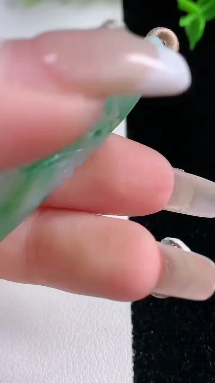 天然A货翡翠节节高升 竹节吊坠，尺寸49.2-23.6-3.8，重量:11.25g
1月22日