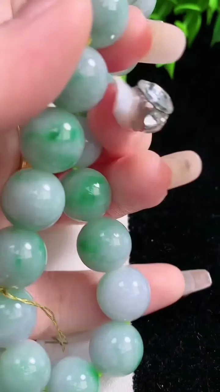 天然A货翡翠圆珠手串，尺寸12.2-17颗，重量:53.96g1月22日
工厂直销收藏佳品,种好水足