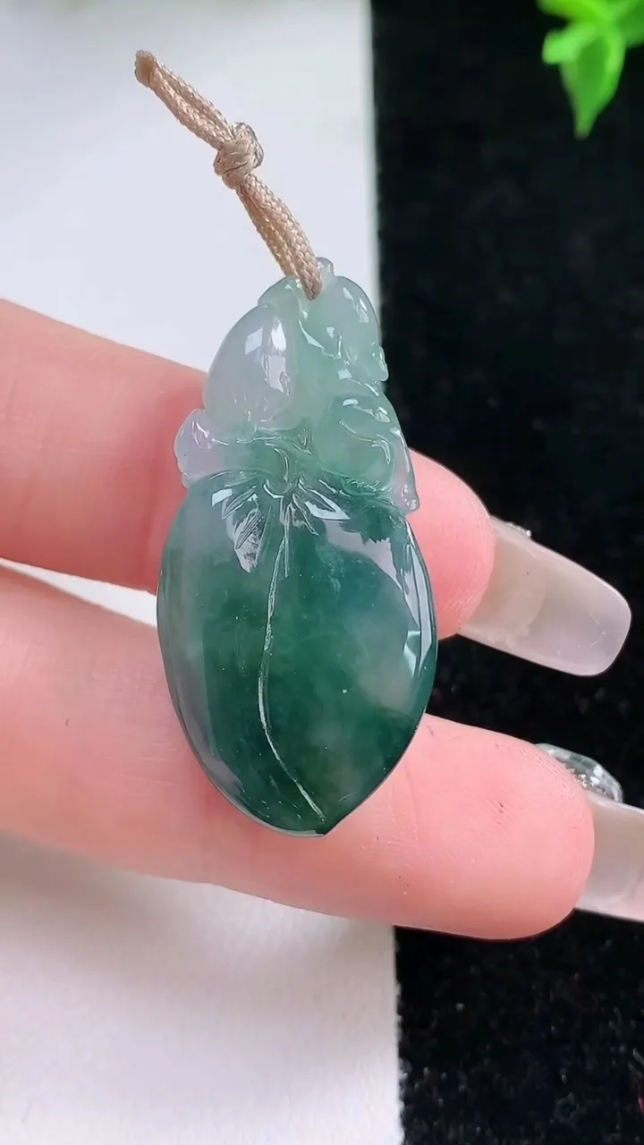 天然A货翡翠飘花寿桃吊坠，尺寸34-17-5.8，重量:5.79g
1月22日