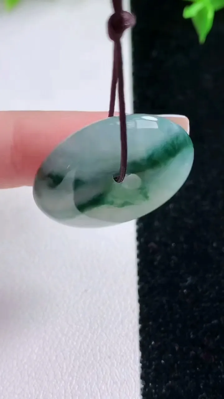 天然A货翡翠飘花平安扣吊坠，尺寸27.5-5.8，重量:9.44g
1月22日