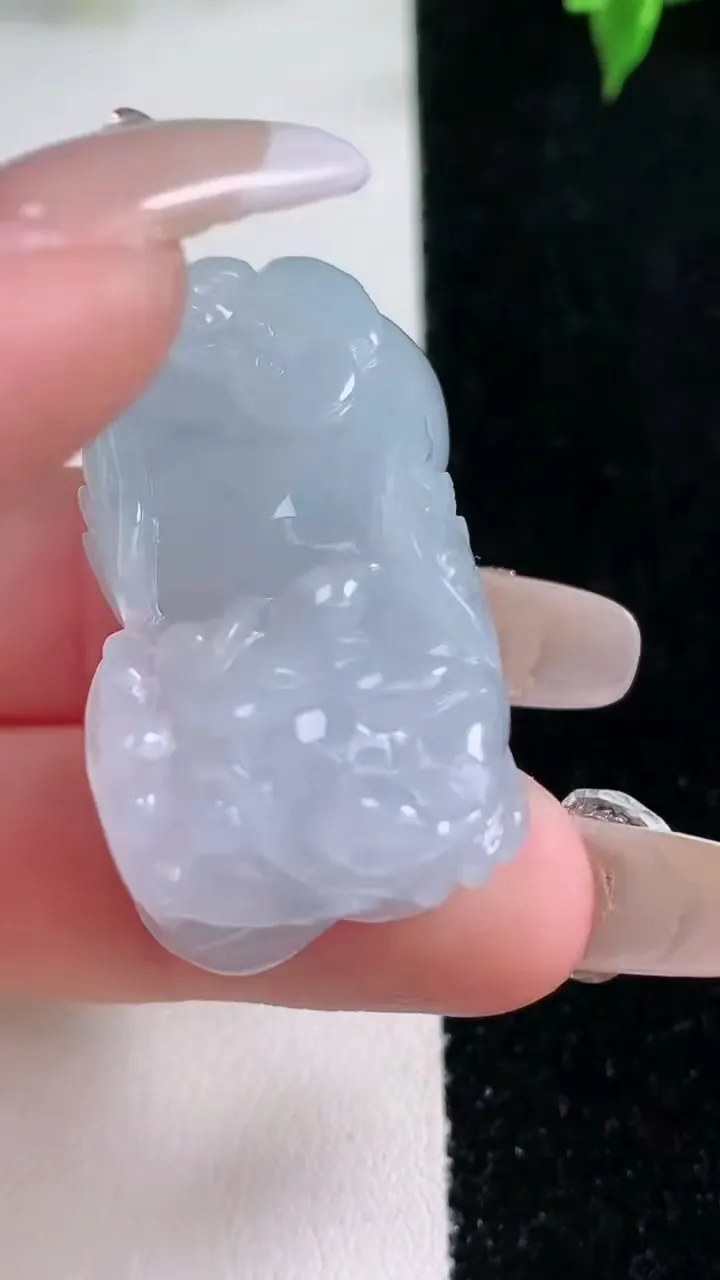 天然A货翡翠霸王貔貅吊坠，尺寸38.6-19.2-11.5，重量:22.28g
1月22日