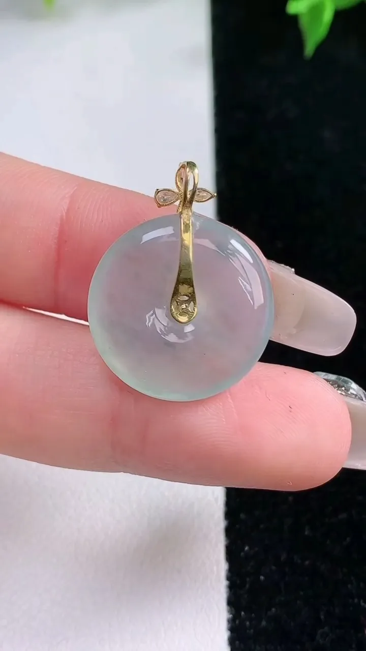 天然A货翡翠种飘花平安扣吊坠，尺寸18.6-3.4，重量:3.94g
1月22日