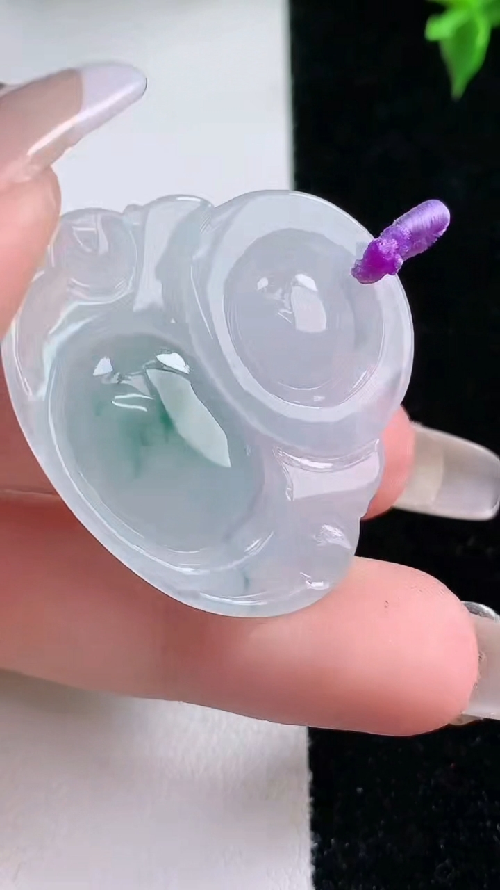 天然A货翡翠飘花佛公吊坠，尺寸31.6-34.8-6.4，重量:10.45g
1月22日