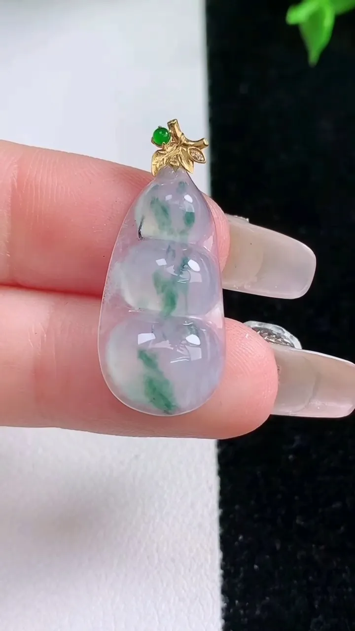 天然A货翡翠种飘花福豆吊坠，尺寸24.2-12.4-4，重量:2.13g
1月22日